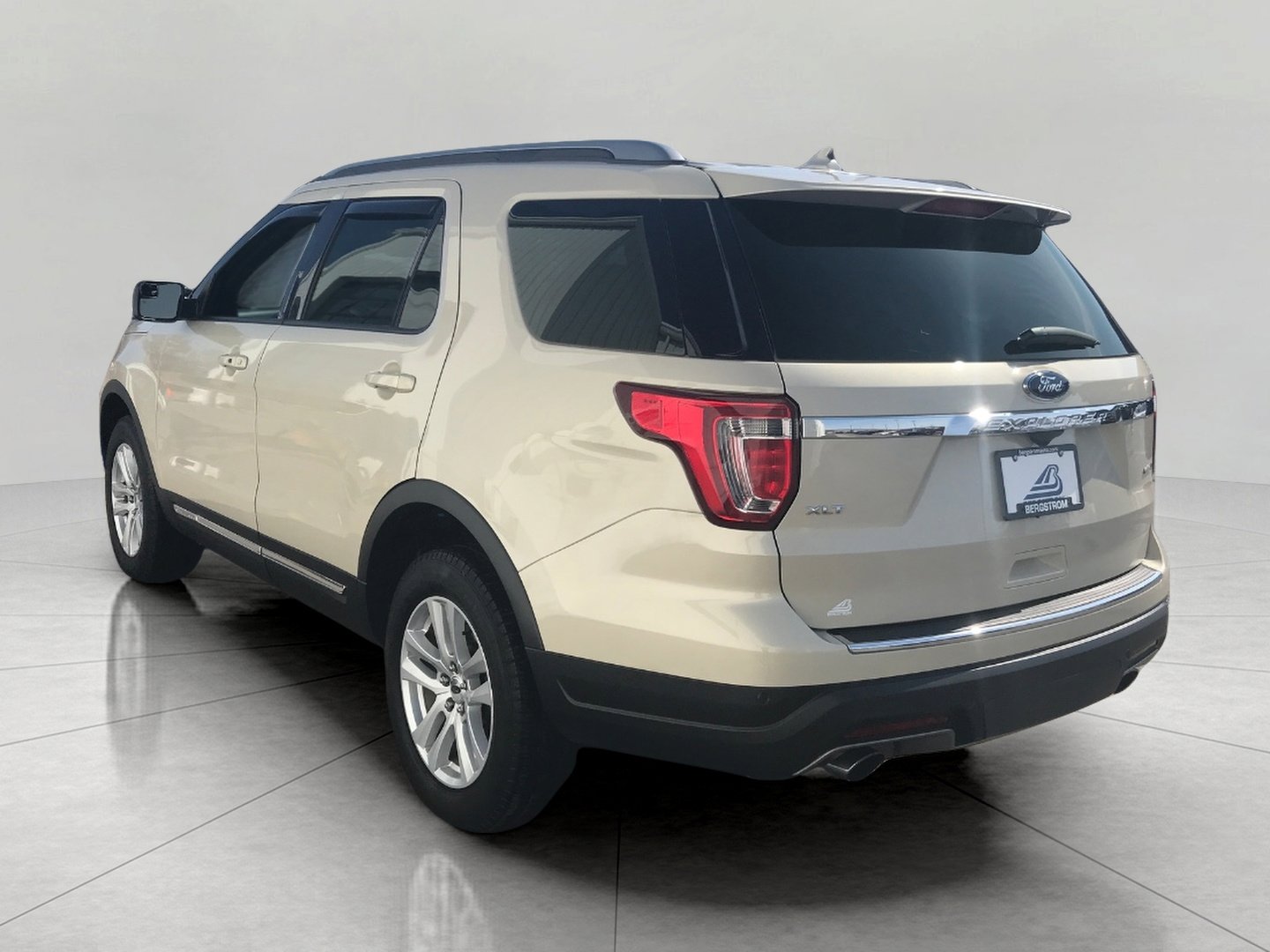 Used 2018 Ford Explorer XLT w/ Equipment Group 202A image 25