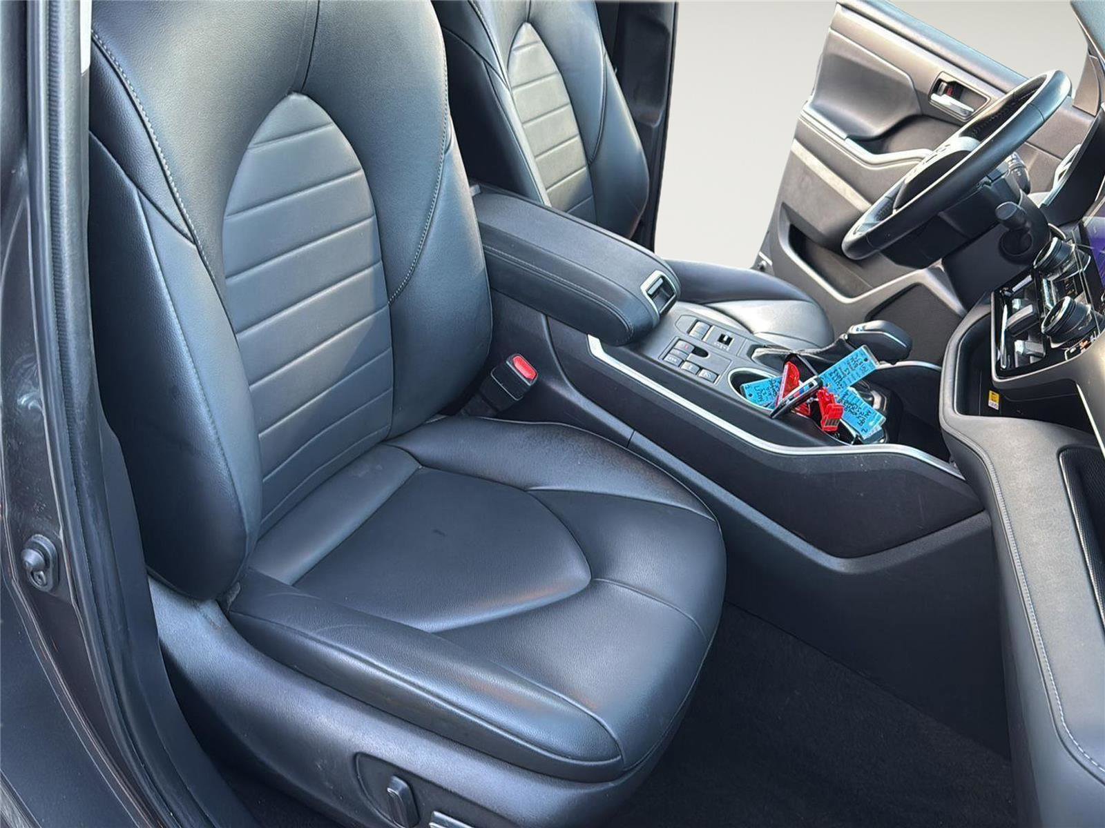 Used 2023 Toyota Highlander XLE image 28