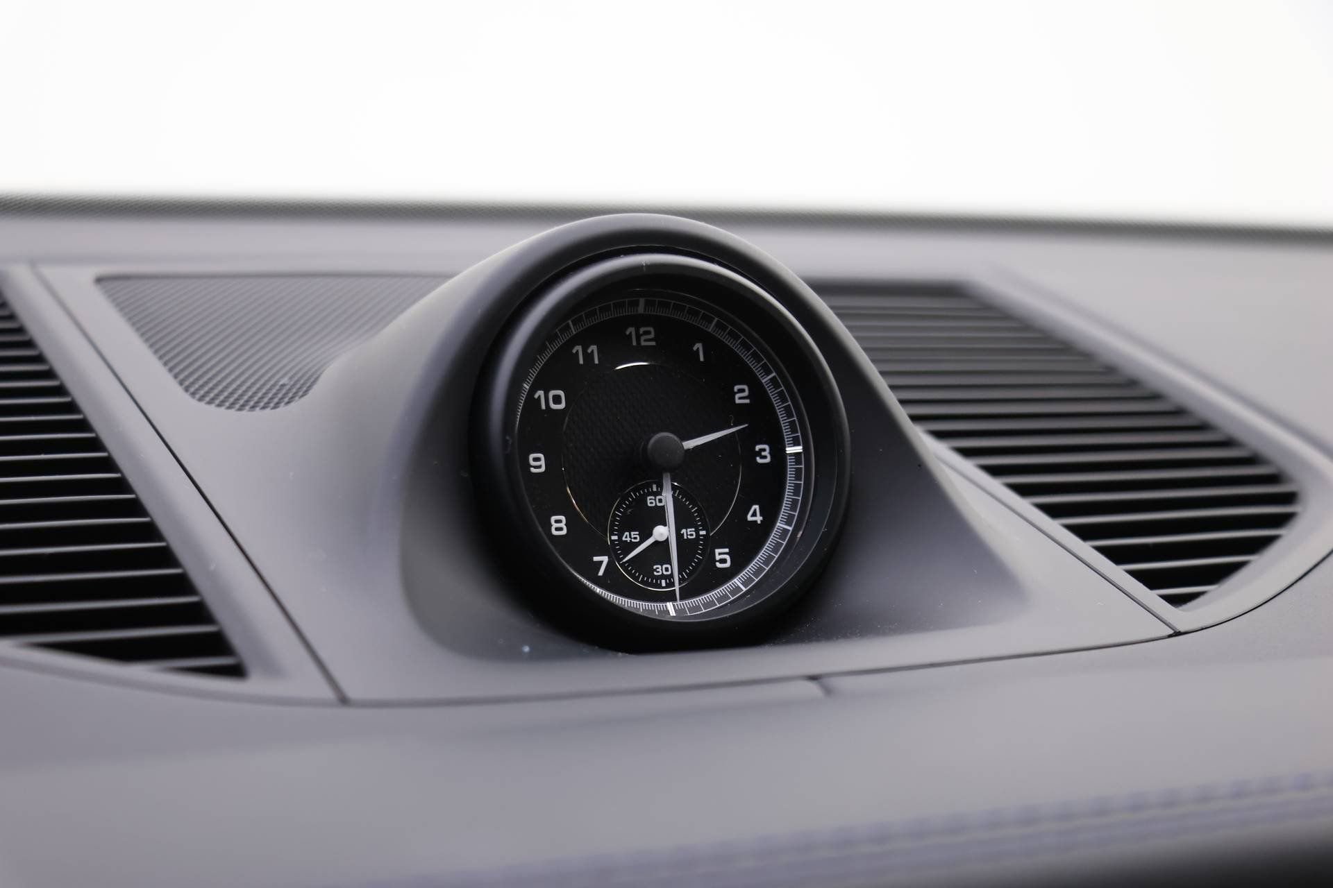 Used 2025 Porsche Macan AWD/4WD image 11