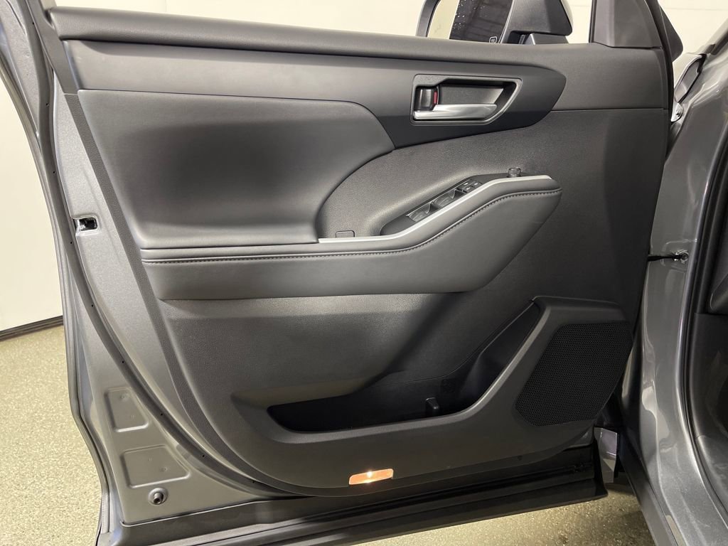 New 2026 Toyota Highlander XSE image 17