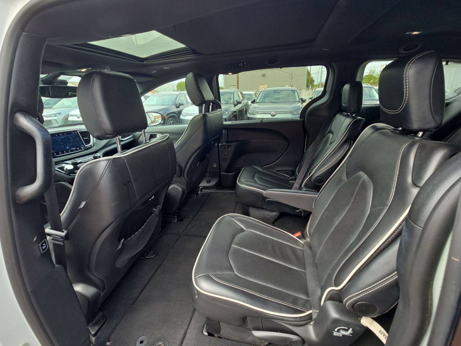 Used 2025 Chrysler Pacifica Limited FWD image 10