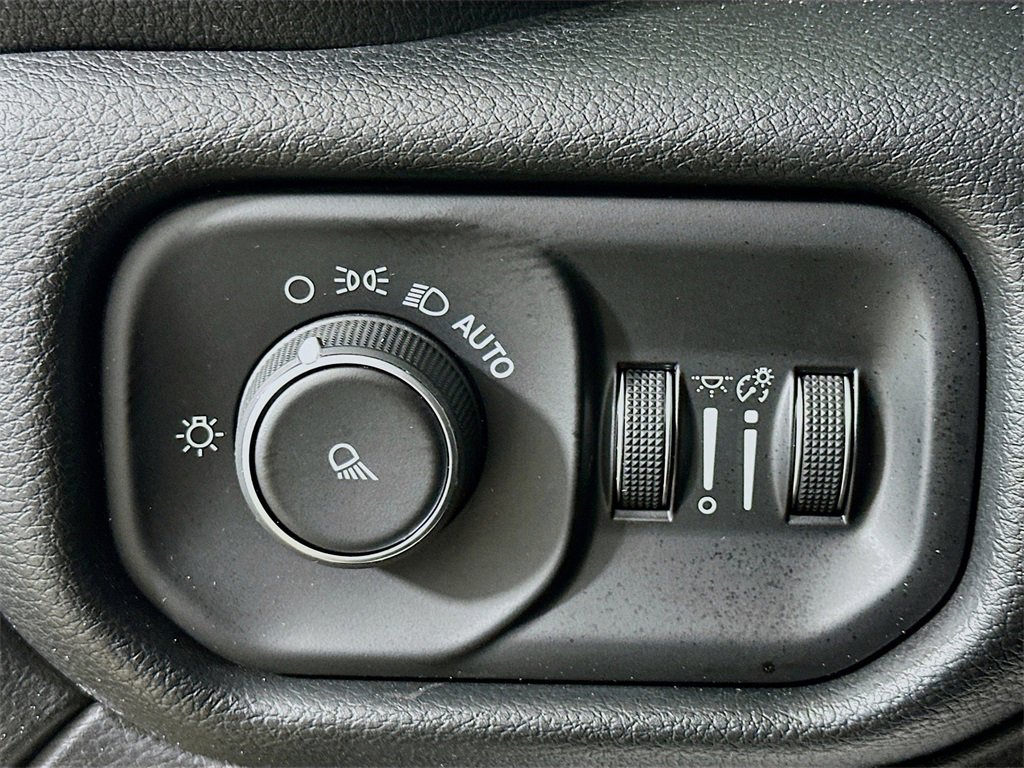 Used 2019 RAM 2500 Tradesman w/ Chrome Appearance Group image 12