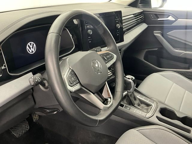 Used 2025 Volkswagen Jetta SE image 17
