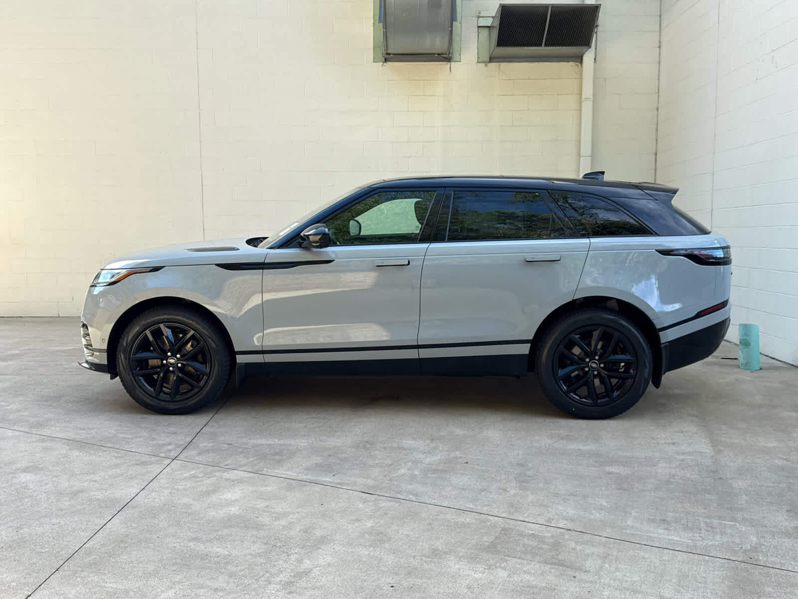 New 2026 Land Rover Range Rover Velar Dynamic SE image 5