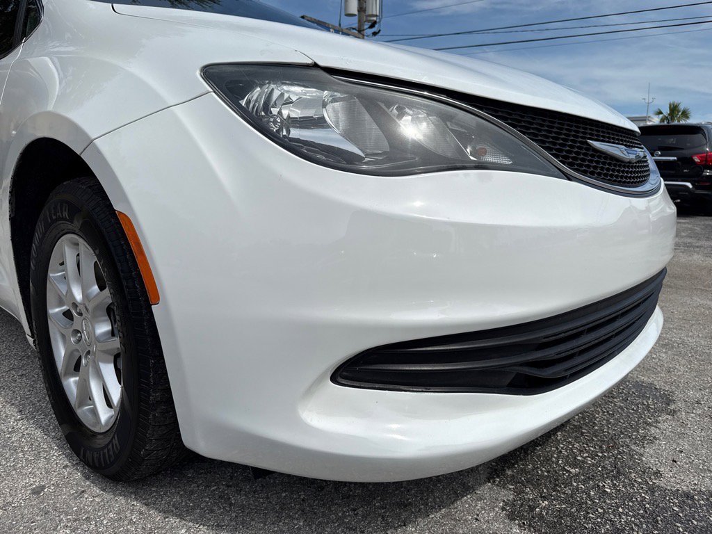 Used 2020 Chrysler Voyager Lxi image 9