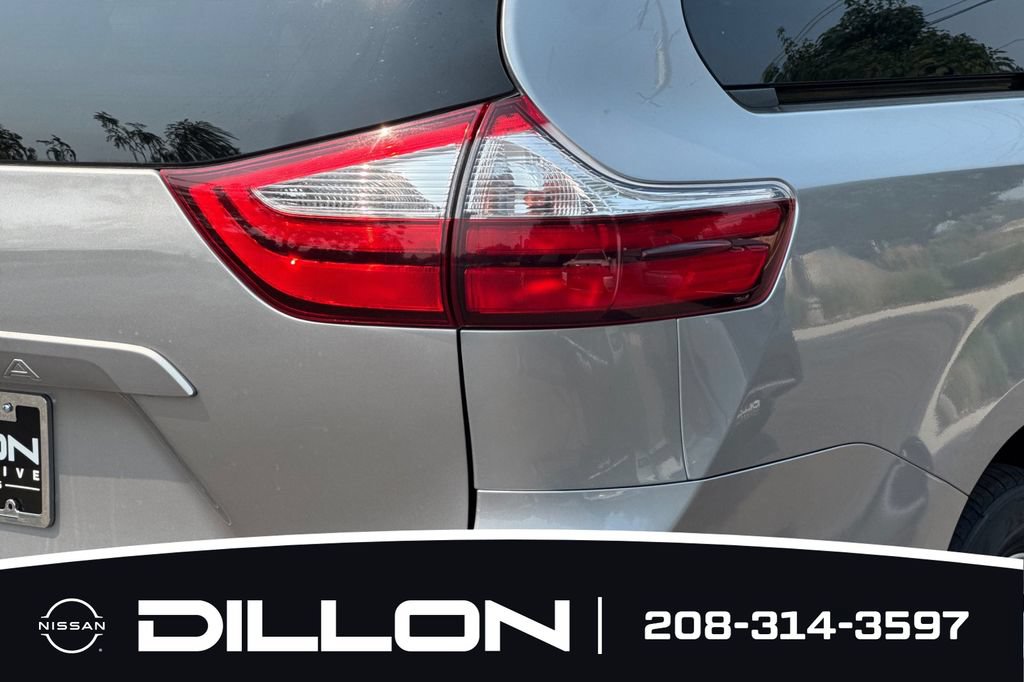 Used 2018 Toyota Sienna LE FWD image 25