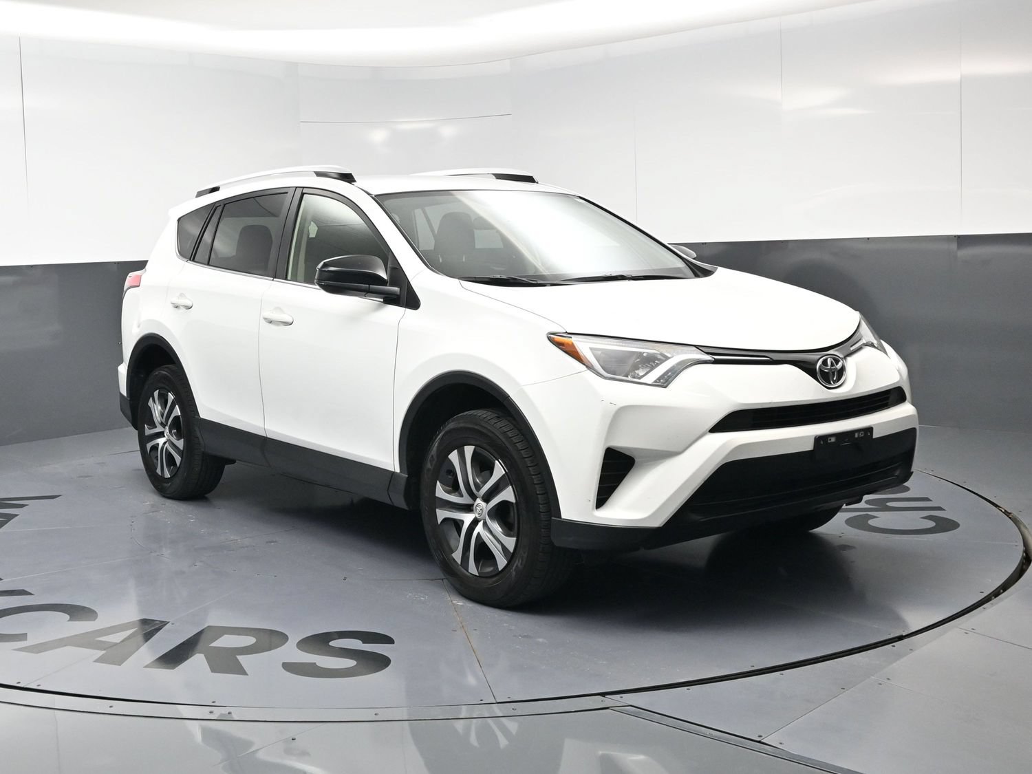 Used 2016 Toyota RAV4 LE AWD/4WD image 2