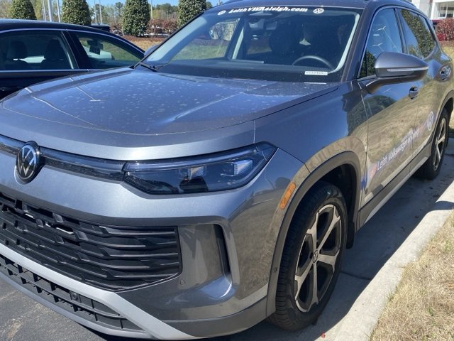 Used 2025 Volkswagen Tiguan SE image 8