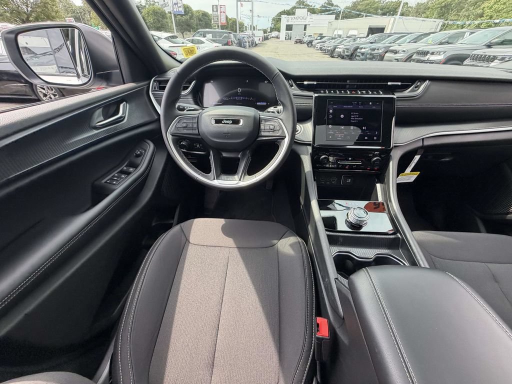 Used 2025 Jeep Grand Cherokee Laredo X AWD/4WD image 23
