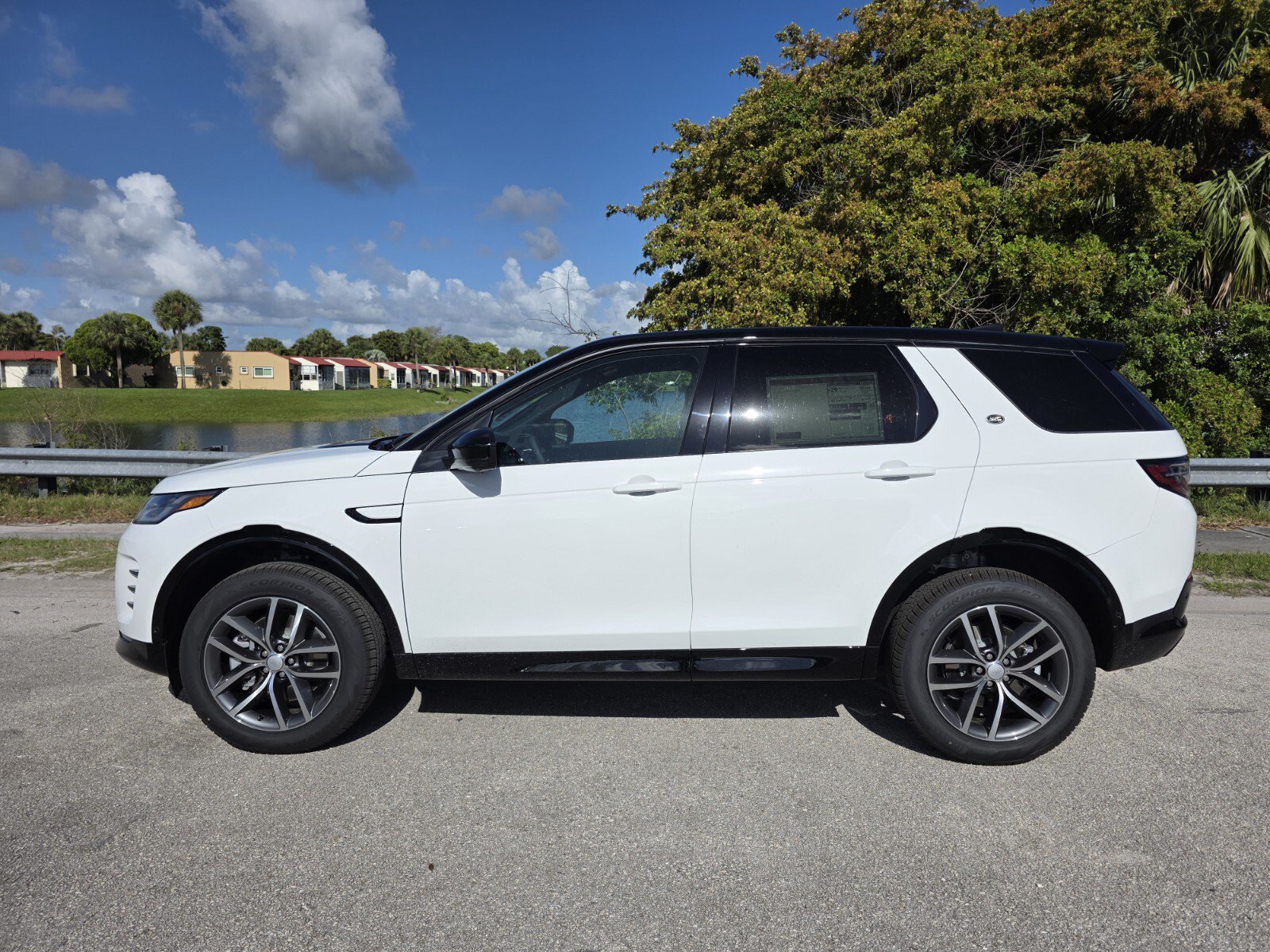 Used 2026 Land Rover Discovery Sport Landmark AWD/4WD image 7