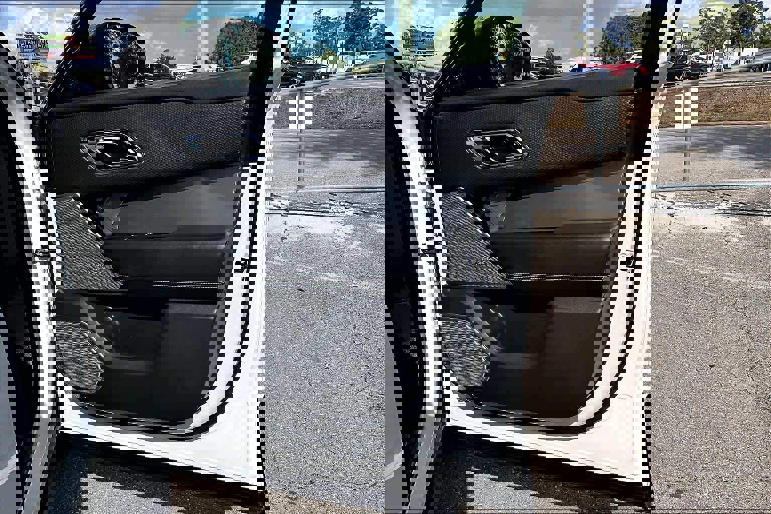 Used 2019 Land Rover Range Rover Velar R-Dynamic SE image 27