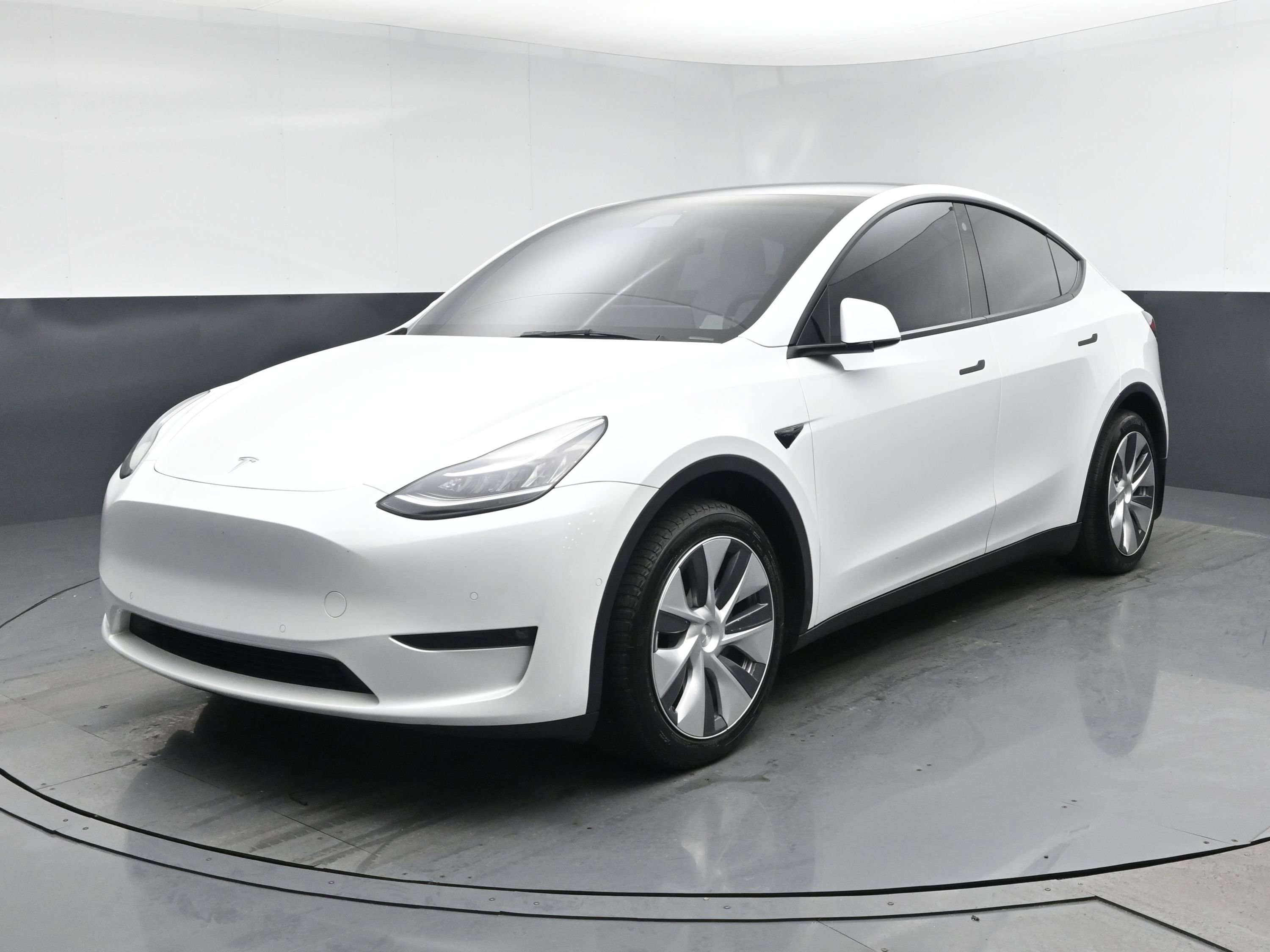 Used 2021 Tesla Model Y Long Range image 1