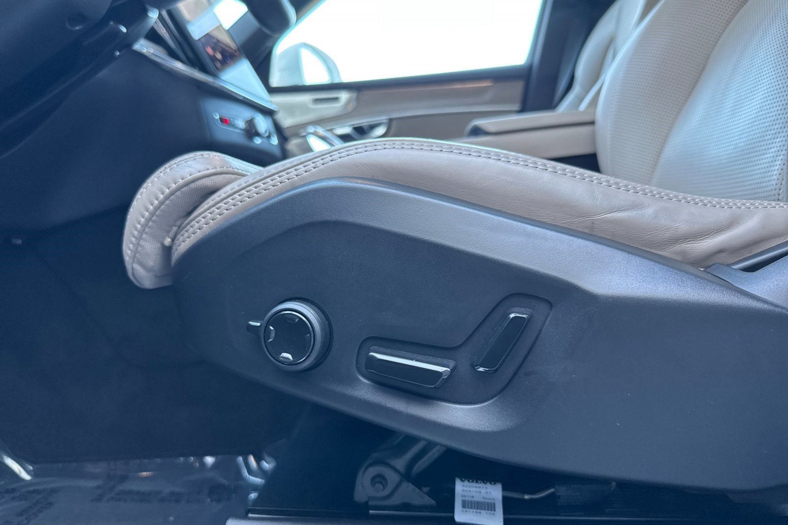 Used 2025 Volvo XC90 B6 Ultra w/ Protection Package Premier image 14