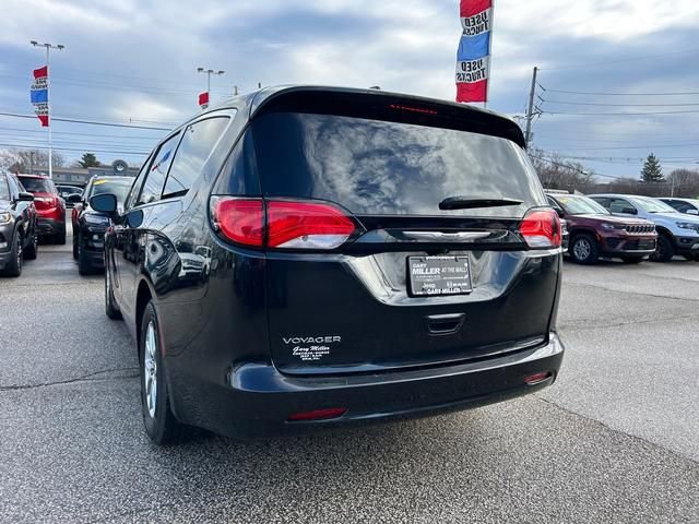 Used 2022 Chrysler Voyager LX image 5