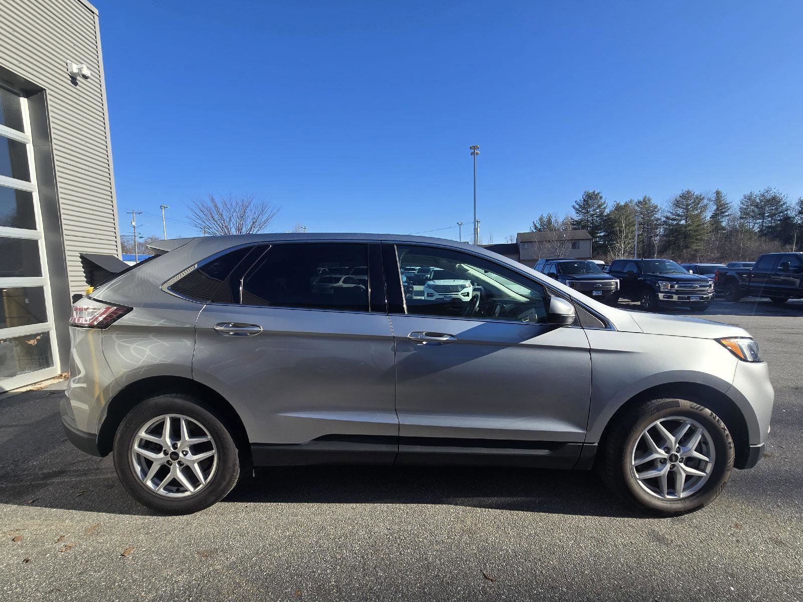 Used 2023 Ford Edge SEL image 2