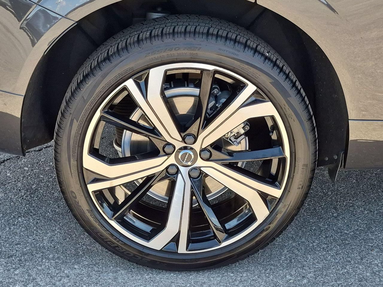 Certified 2024 Volvo XC60 B5 Ultimate w/ Protection Package Premier AWD/4WD image 9