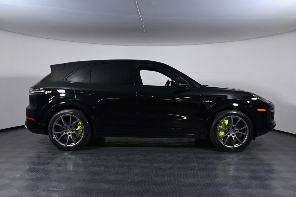 Certified 2022 Porsche Cayenne Turbo S AWD/4WD image 8