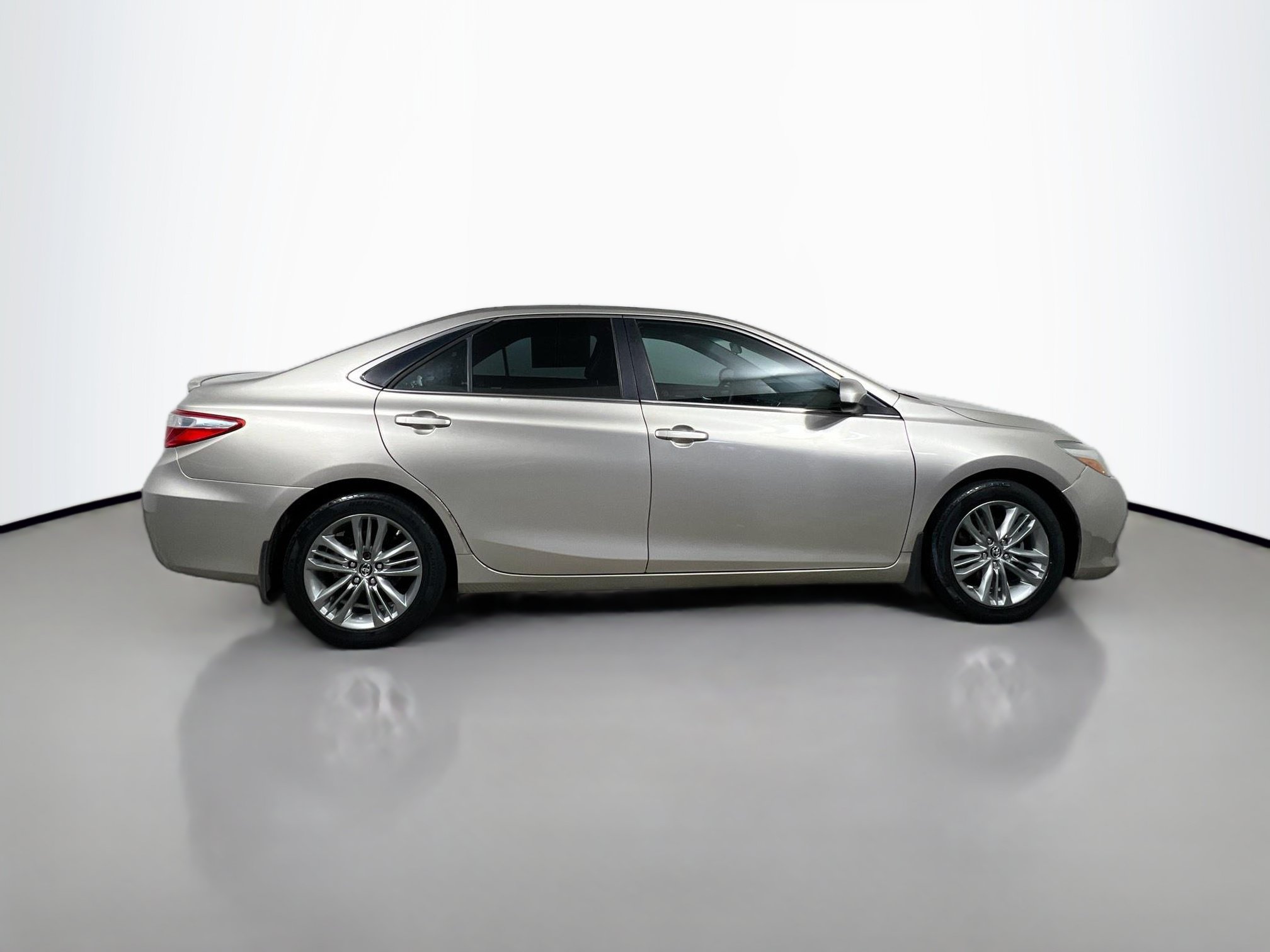 Used 2015 Toyota Camry SE FWD image 3