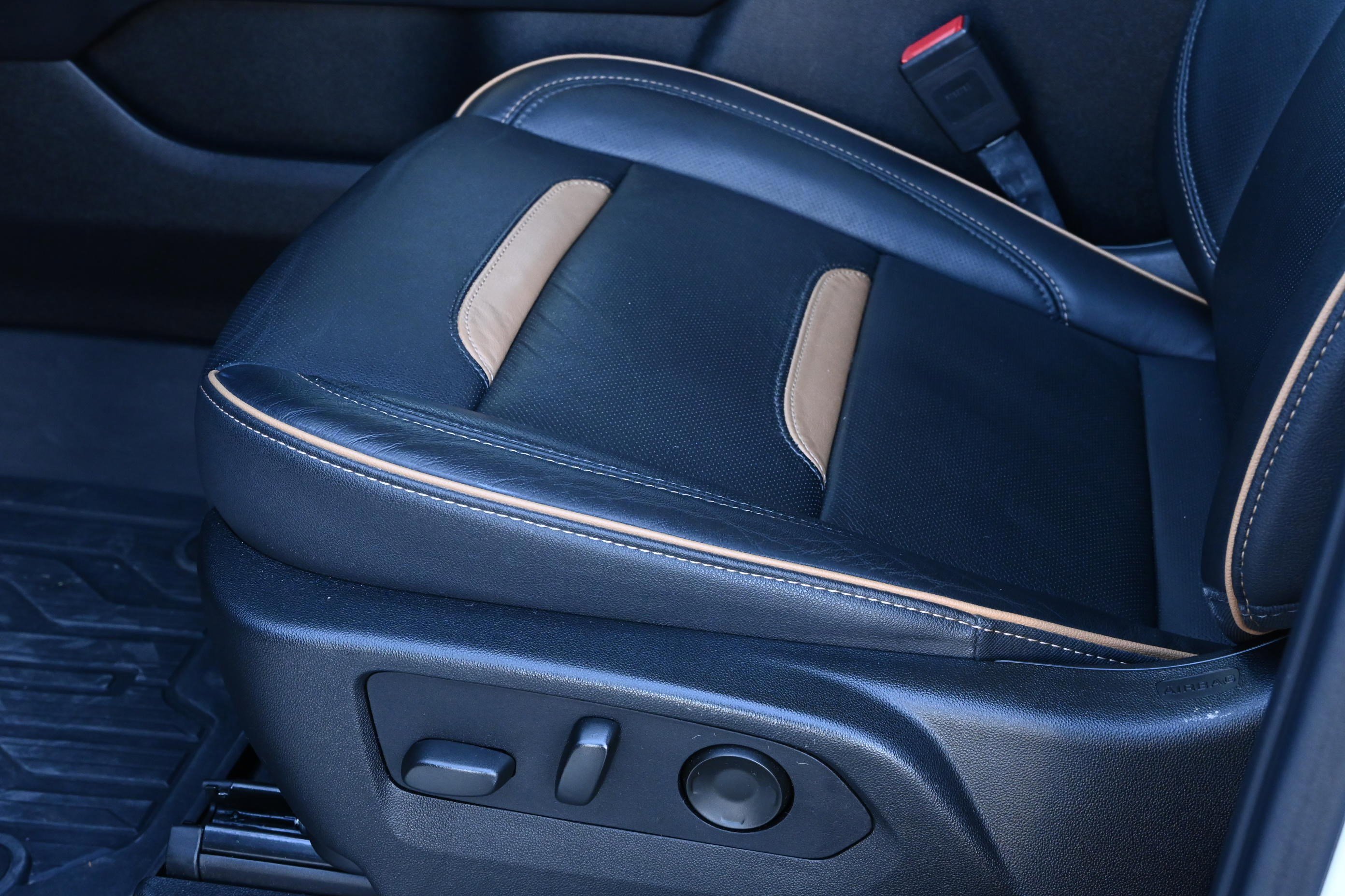 Used 2024 GMC Yukon AT4 w/ Technology Package image 30