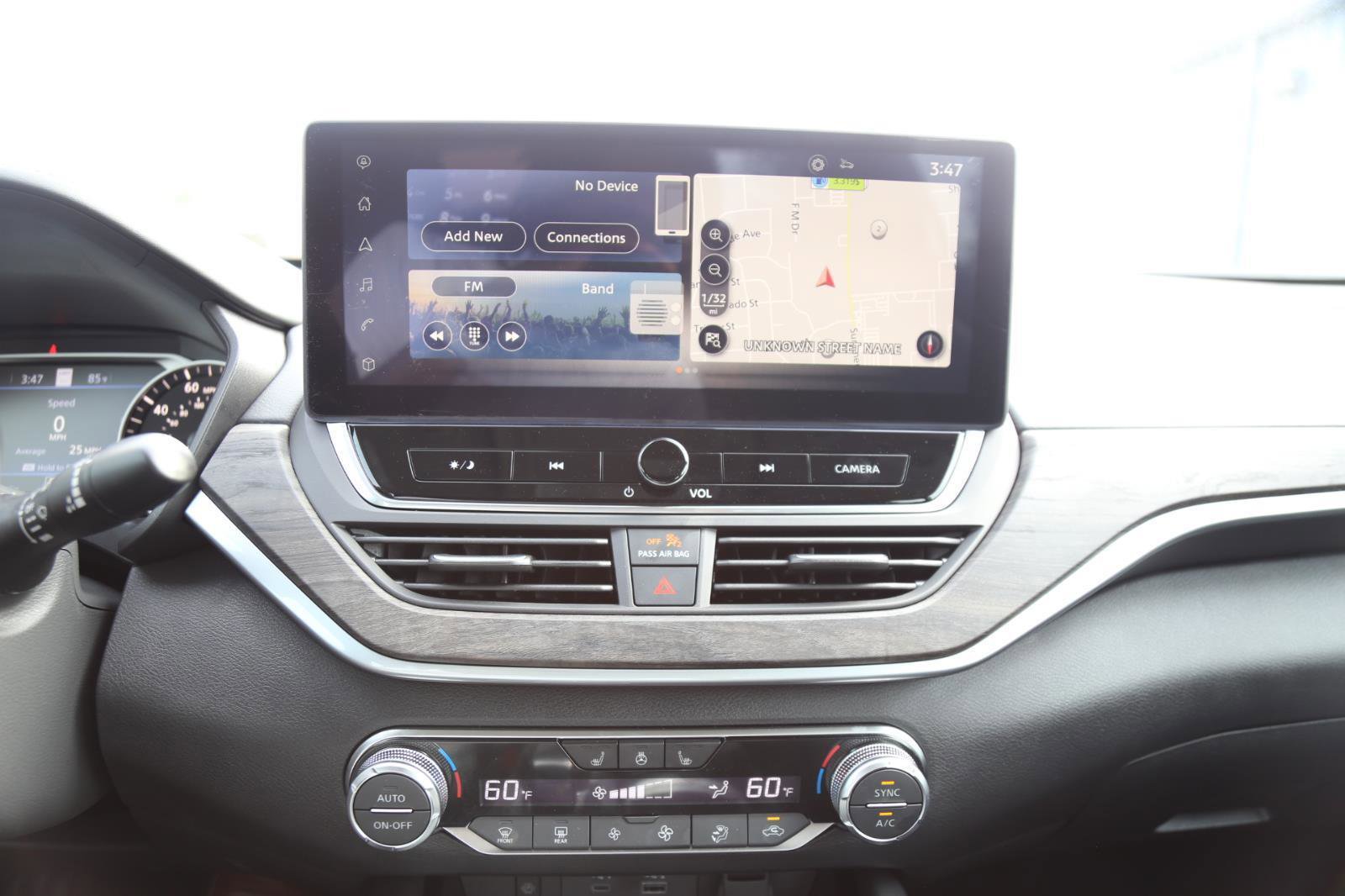 Used 2025 Nissan Altima 2.5 SR w/ SR Premium Package FWD image 11