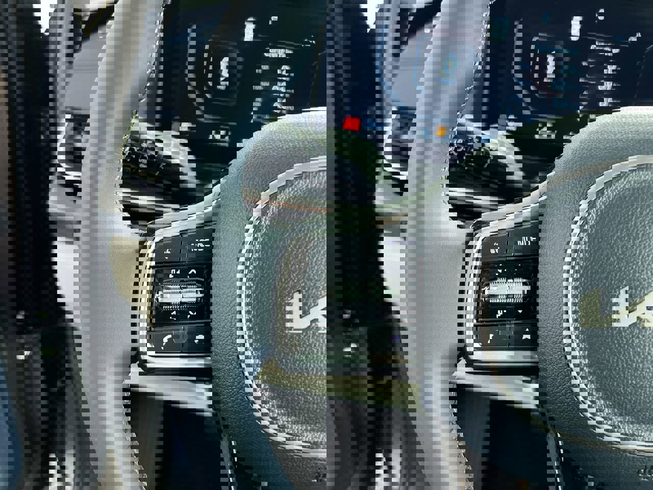 Certified 2025 Kia Carnival SX Prestige FWD image 17