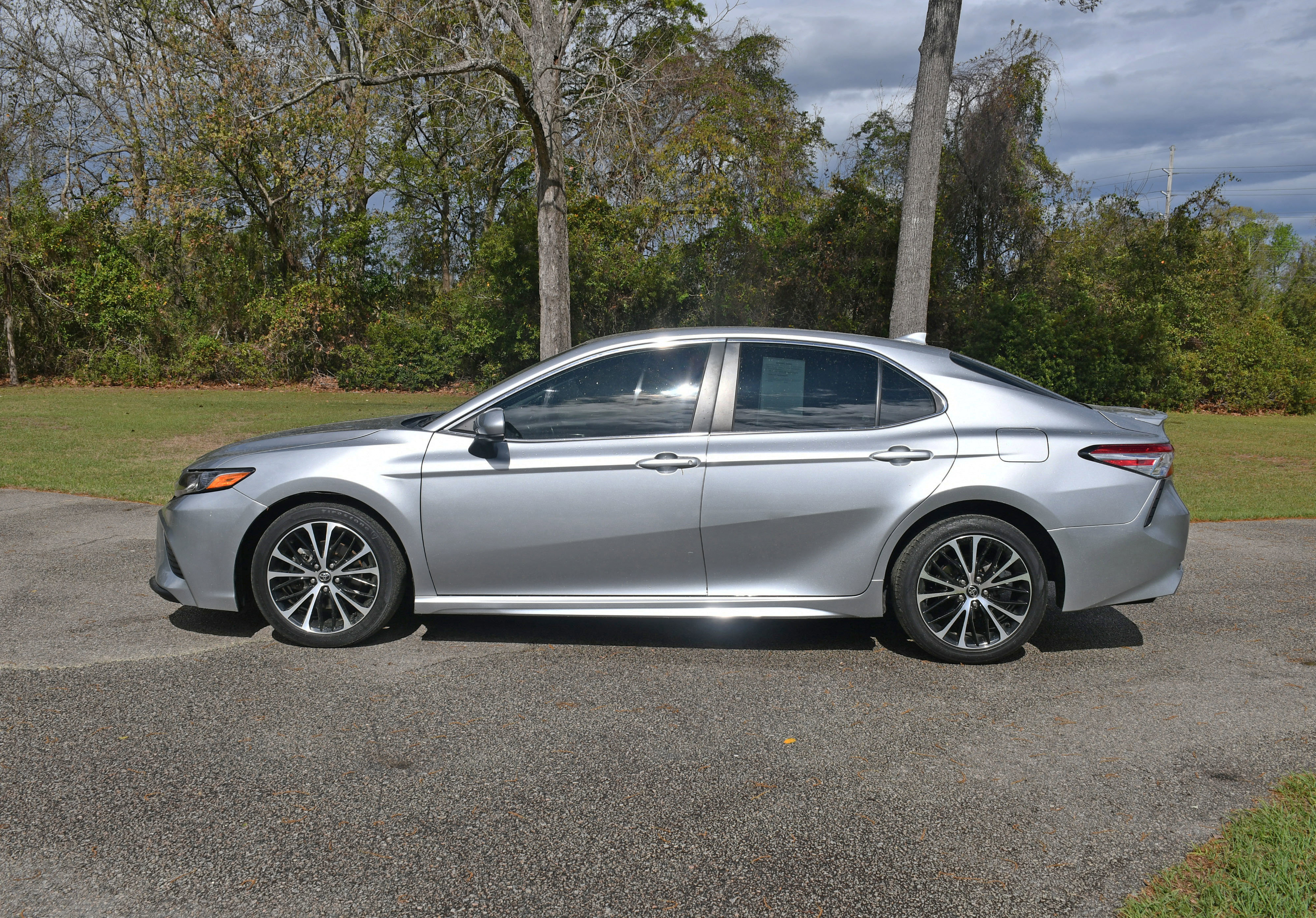 Used 2020 Toyota Camry SE image 2