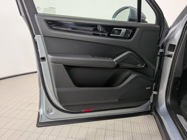 Certified 2023 Porsche Cayenne Platinum Edition image 13