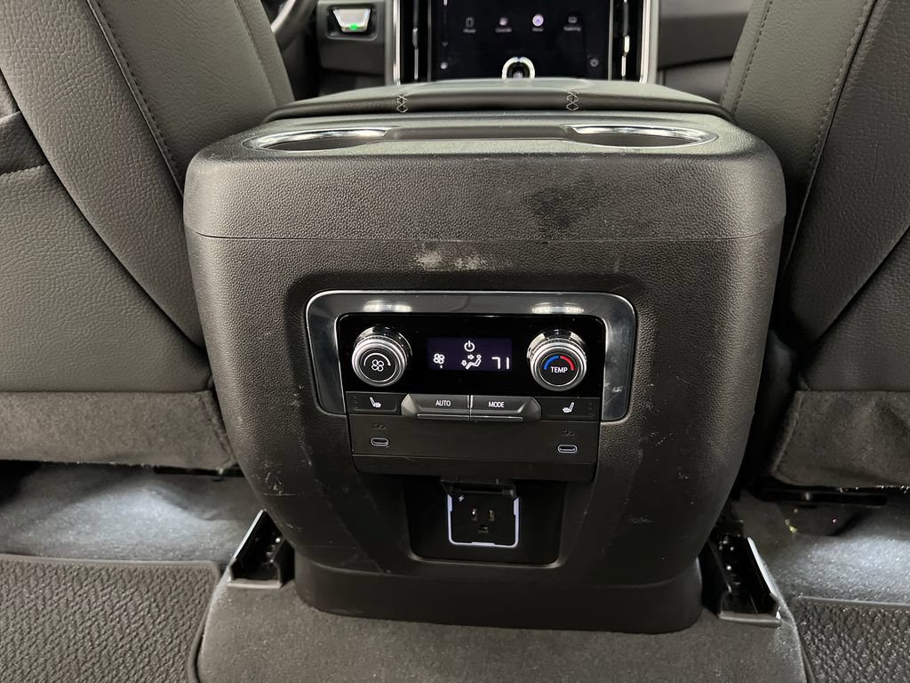 Used 2025 GMC Yukon XL Denali RWD image 28
