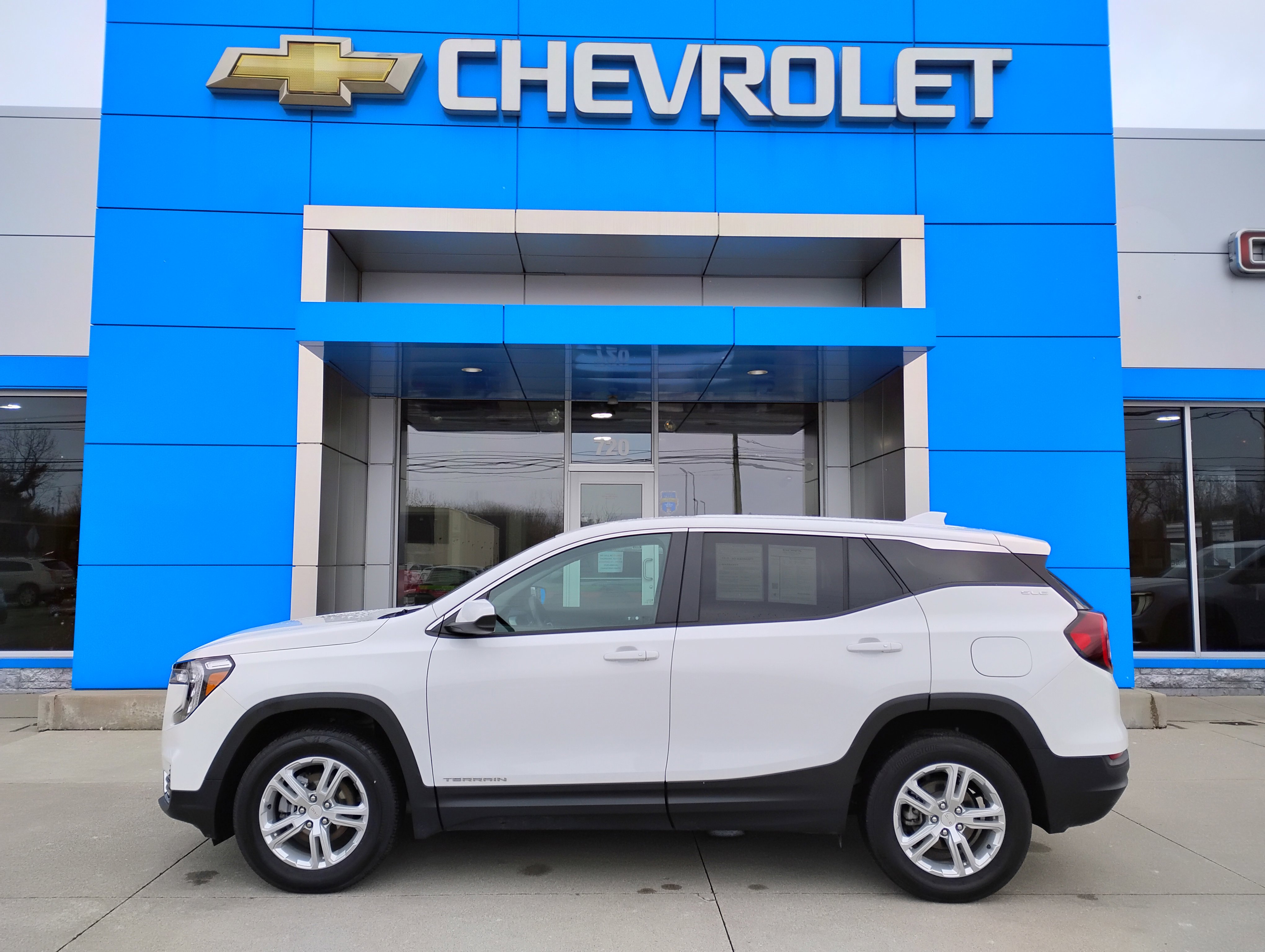 Used 2023 GMC Terrain SLE image 32