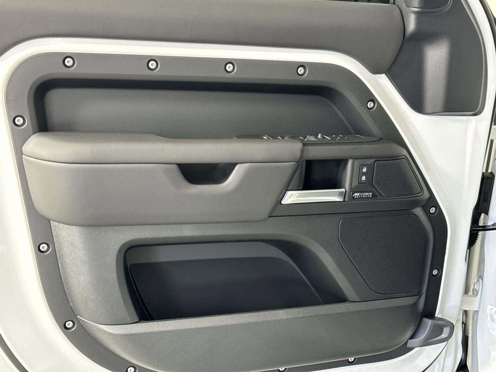 Used 2025 Land Rover Defender 110 X-Dynamic SE image 22