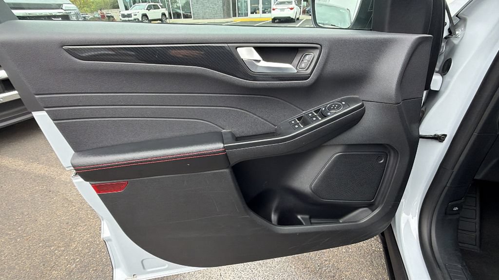 Used 2025 Ford Escape ST-Line FWD image 18