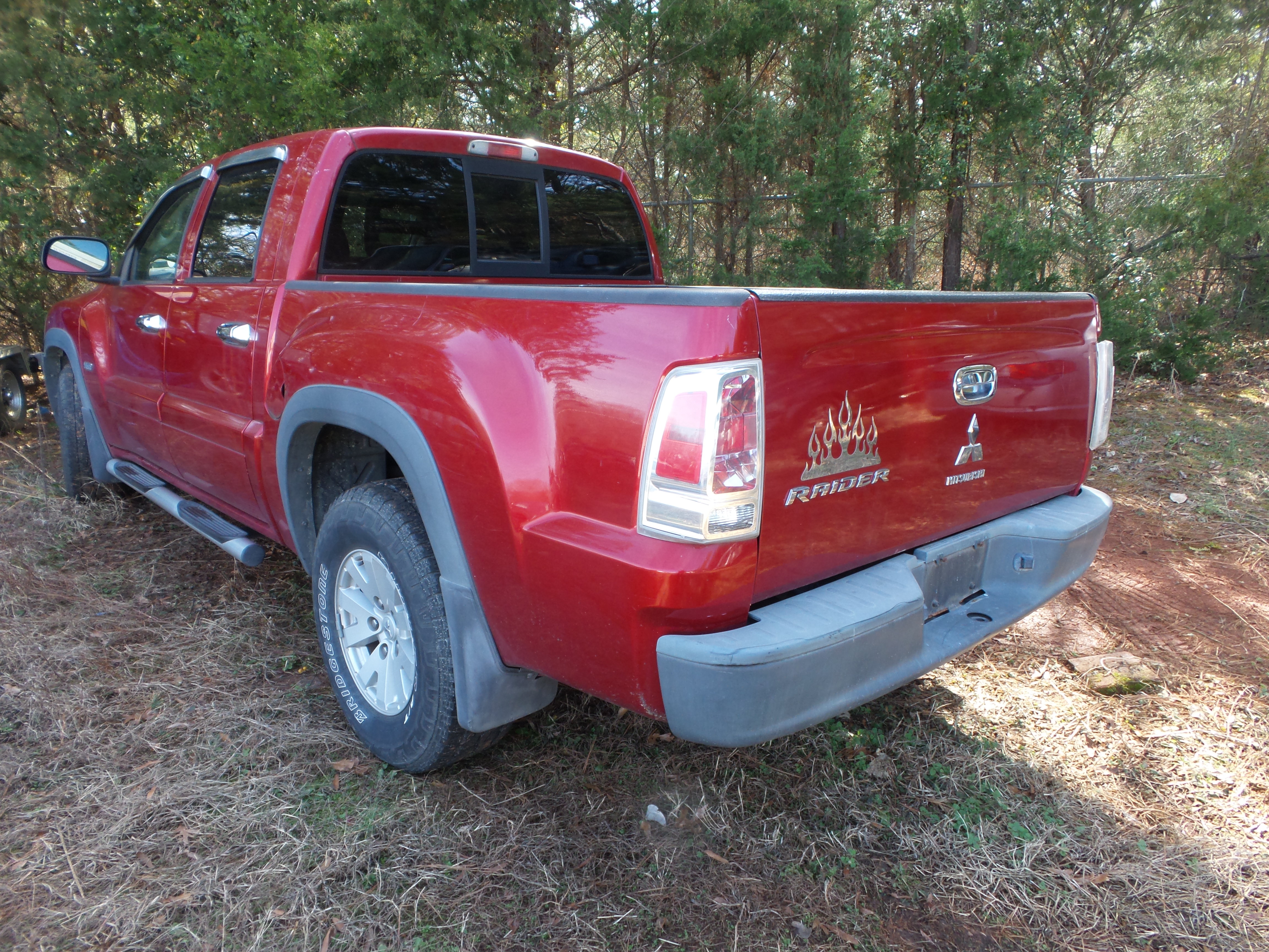 Used 2006 Mitsubishi Raider DuroCross RWD image 2