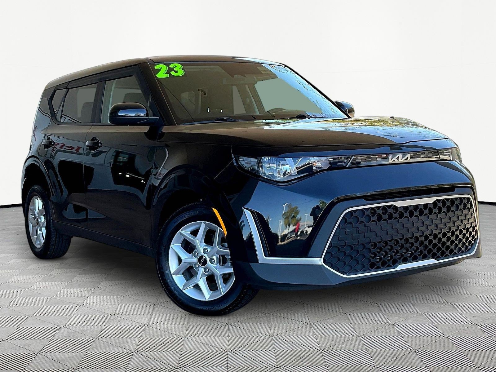 Used 2023 Kia Soul LX w/ LX Technology Package FWD image 3