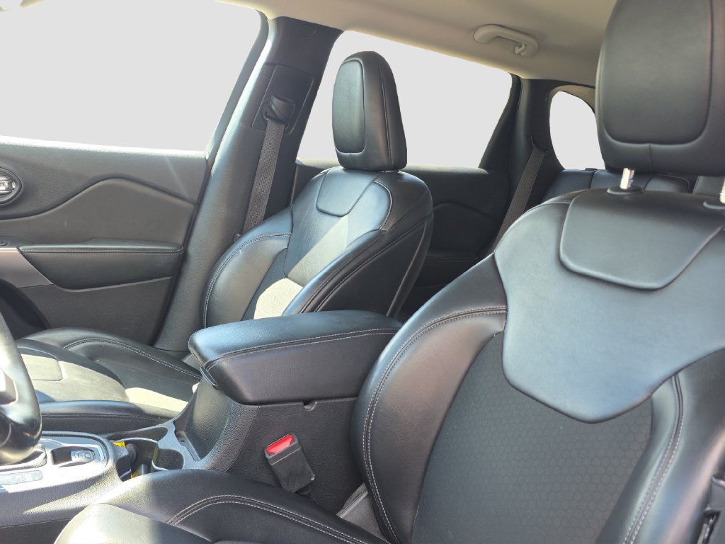 Used 2019 Jeep Cherokee Latitude Plus AWD/4WD image 7