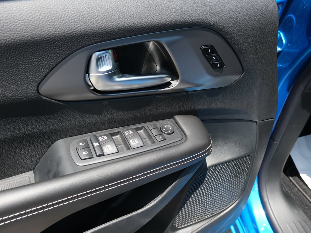 New 2027 Chrysler Pacifica Select w/ Family Tech Group FWD image 27