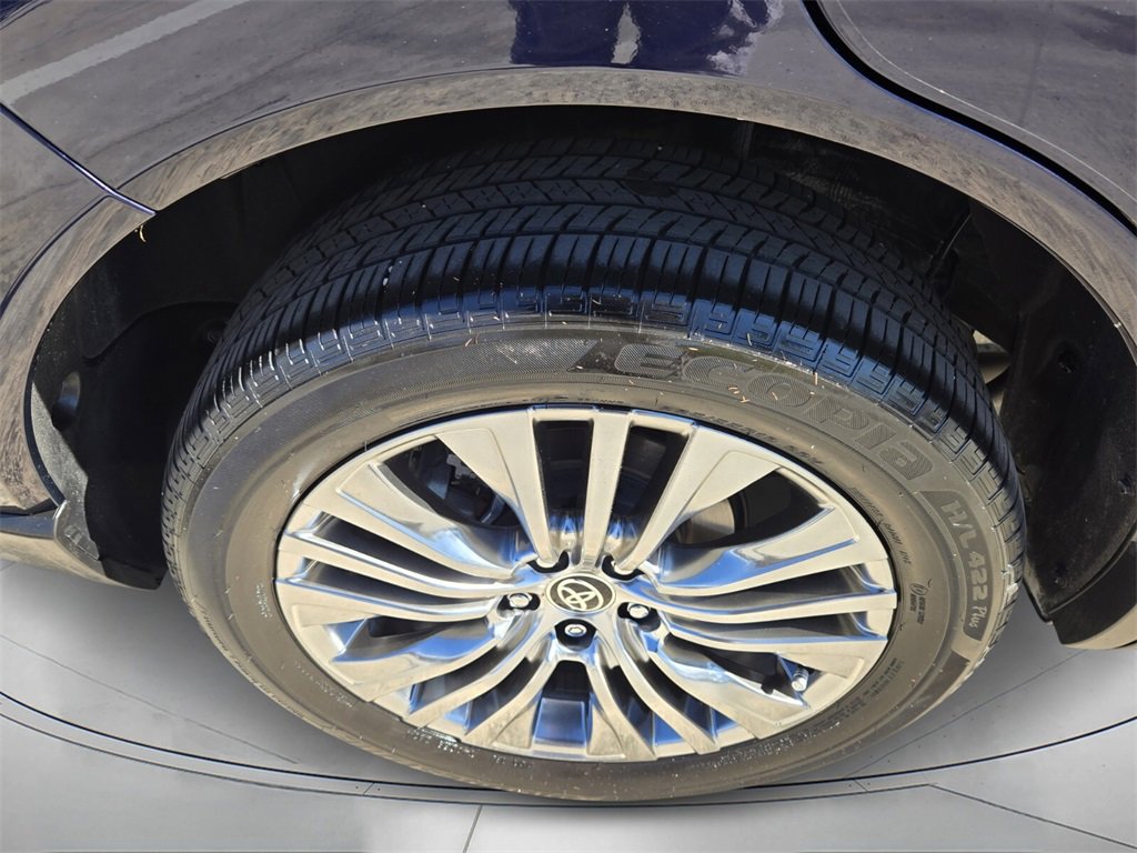 Used 2024 Toyota Venza XLE image 9