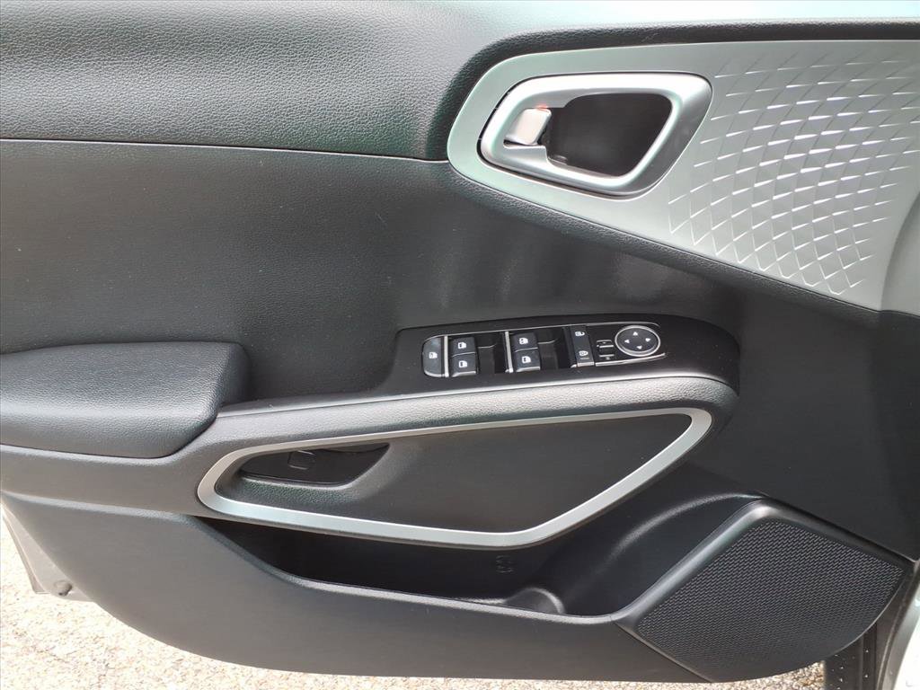 Used 2024 Kia Soul LX w/ Option Group 015 FWD image 18