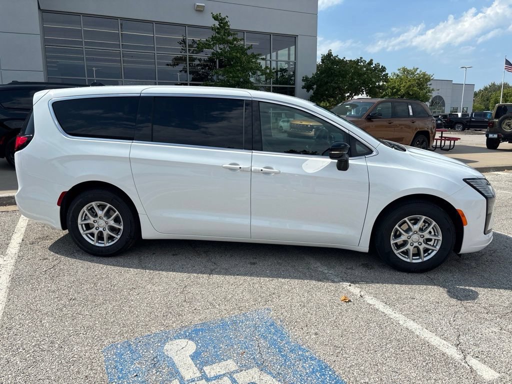 New 2027 Chrysler Pacifica Select FWD image 13