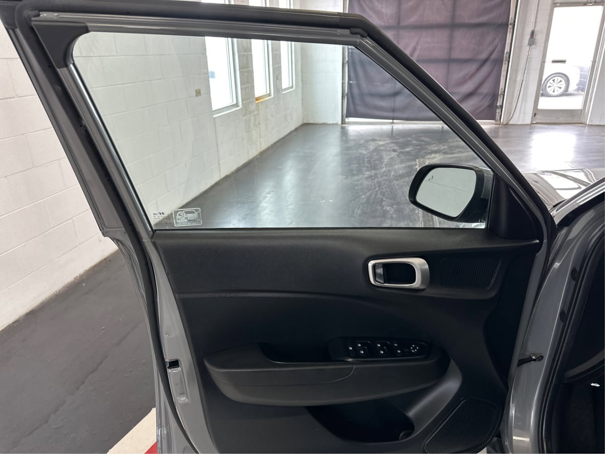 Used 2021 Hyundai Venue SEL FWD image 22