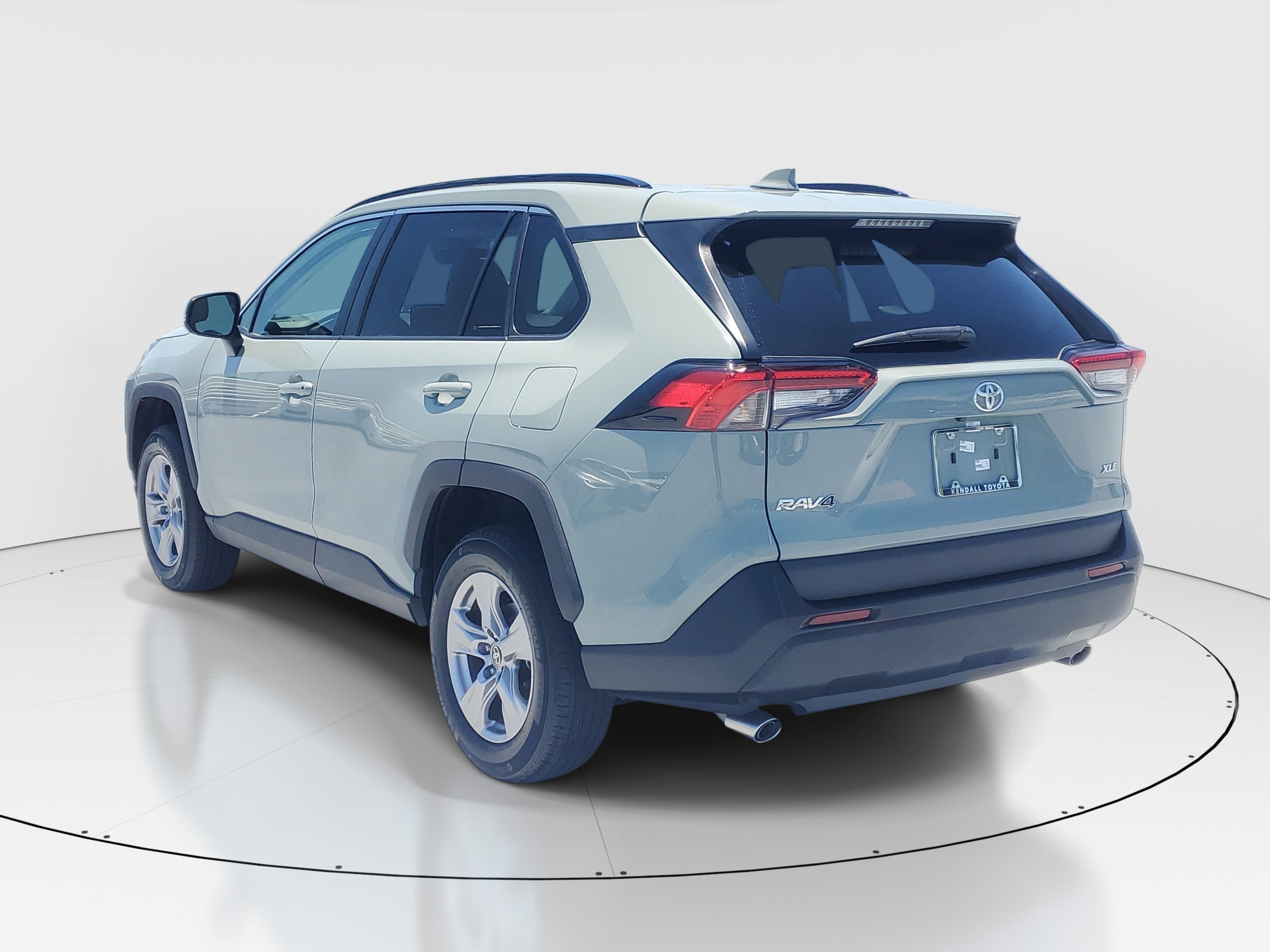 Used 2022 Toyota RAV4 XLE w/ Convenience Package FWD image 5