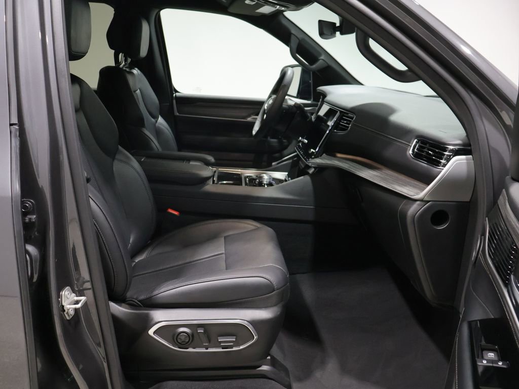 Used 2024 Jeep Wagoneer L Series III w/ Flexible Seating Group image 25
