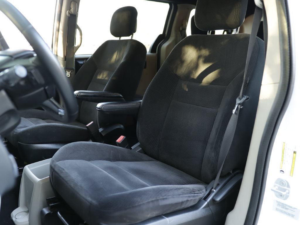 Used 2016 Dodge Grand Caravan SE FWD image 19
