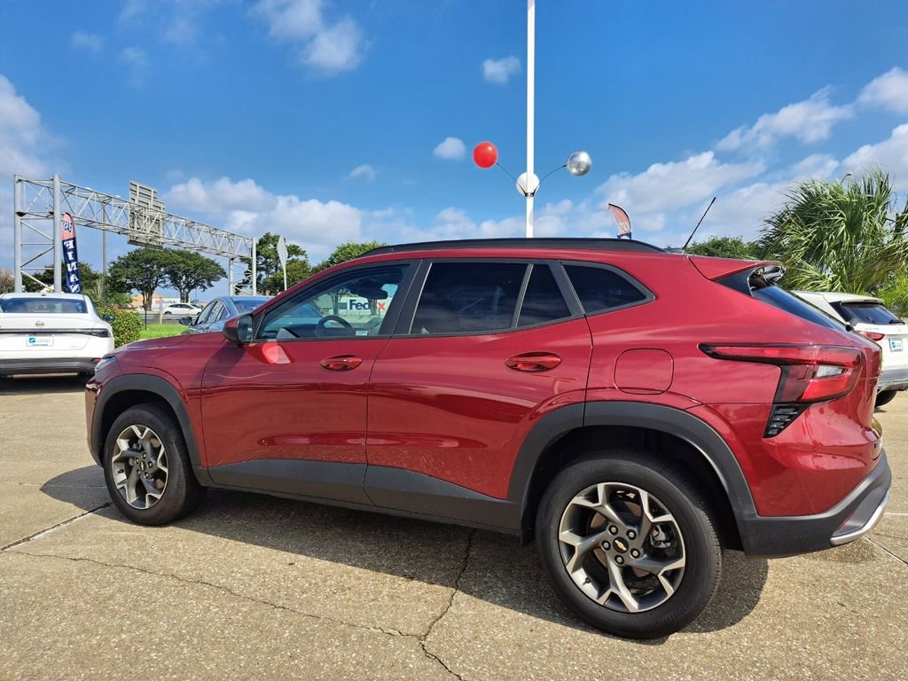 Used 2025 Chevrolet Trax LT w/ LT Convenience Package FWD image 7