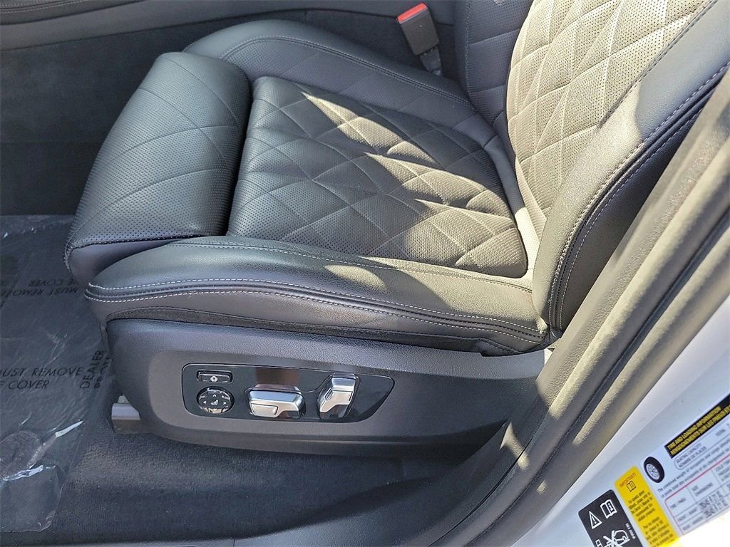 Used 2024 BMW X7 xDrive40i w/ Premium Package image 16