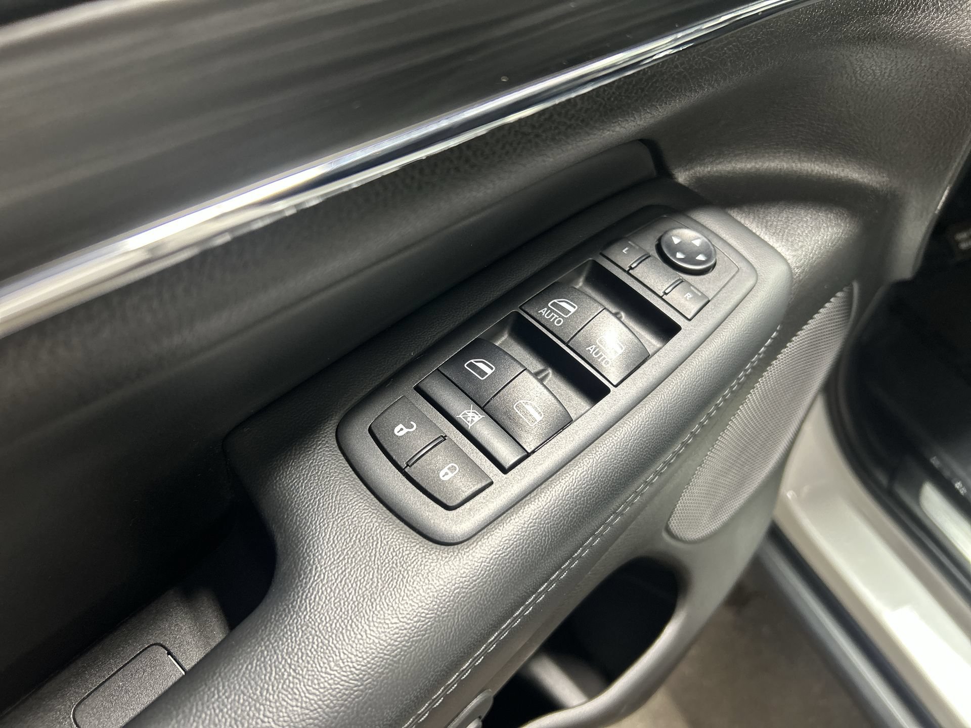 Used 2021 Jeep Grand Cherokee Limited AWD/4WD image 25
