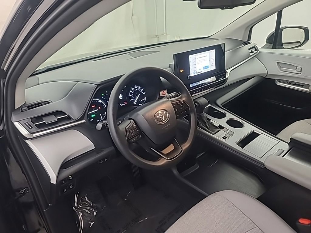 Used 2026 Toyota Sienna LE FWD image 24