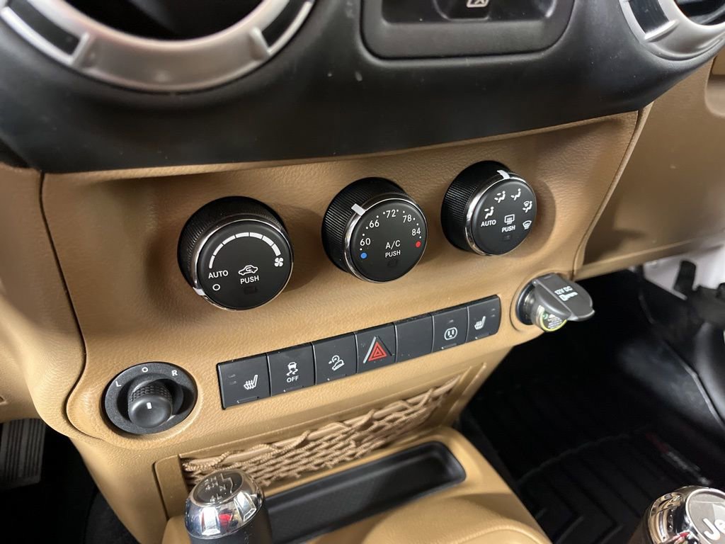 Used 2016 Jeep Wrangler Unlimited Sahara w/ Connectivity Group image 26