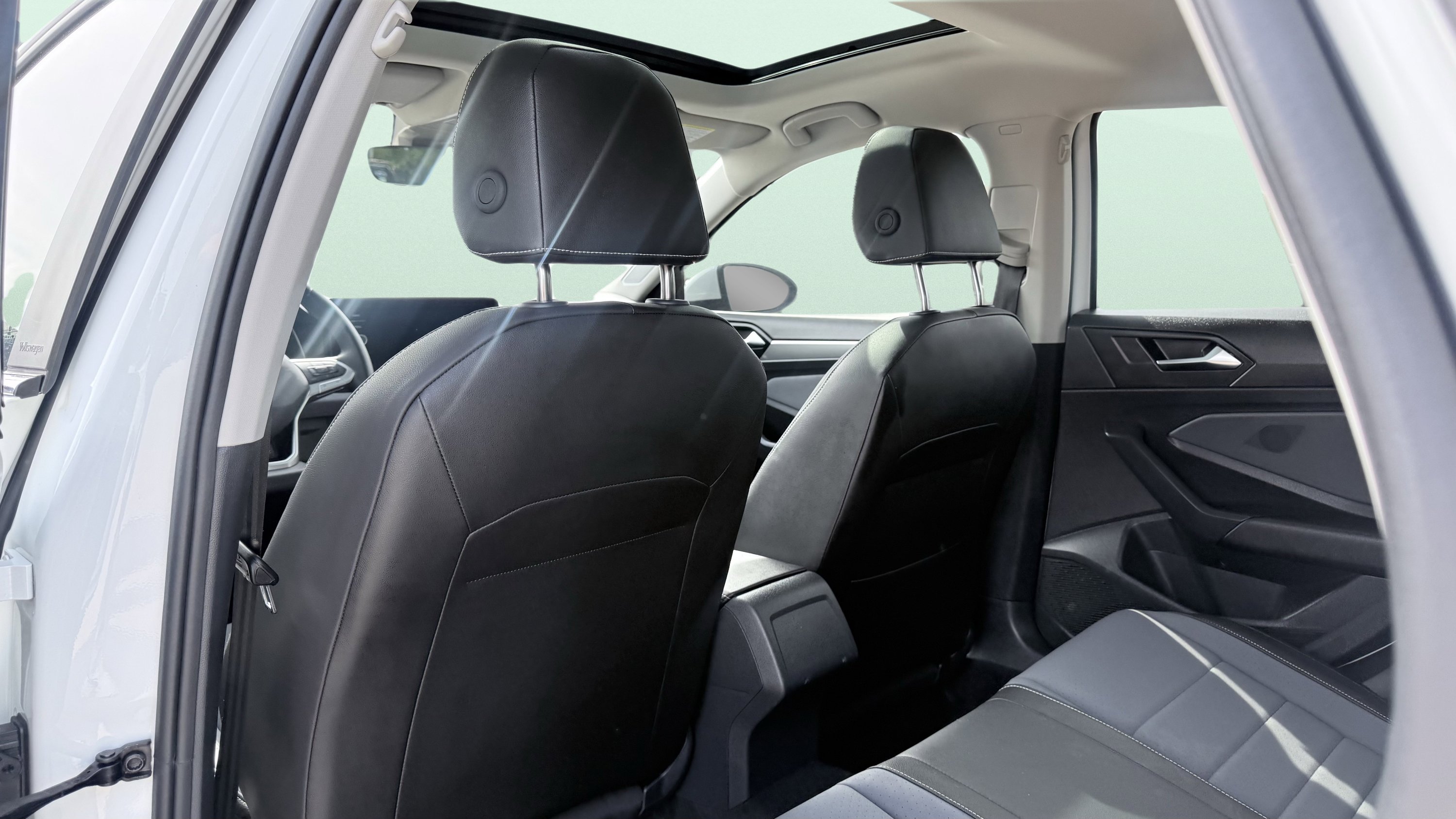 Used 2025 Volkswagen Jetta SE FWD image 32