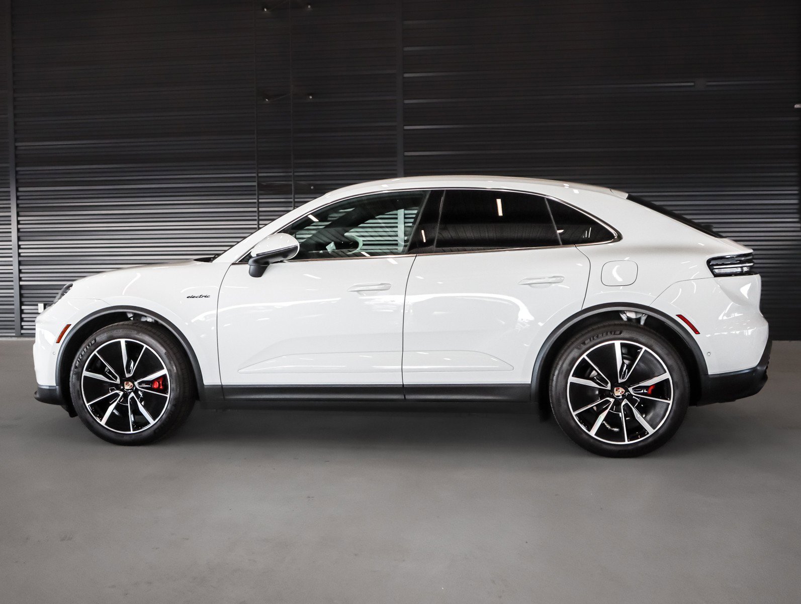 Certified 2025 Porsche Macan 4S Electric image 2