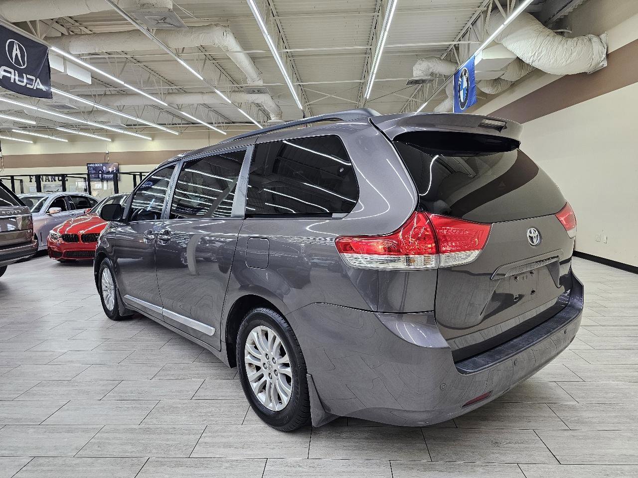 Used 2013 Toyota Sienna XLE image 9